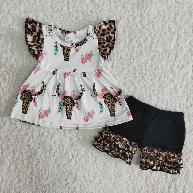 A18-1 Bull head print white short-sleeved top with black and leopard-print shorts