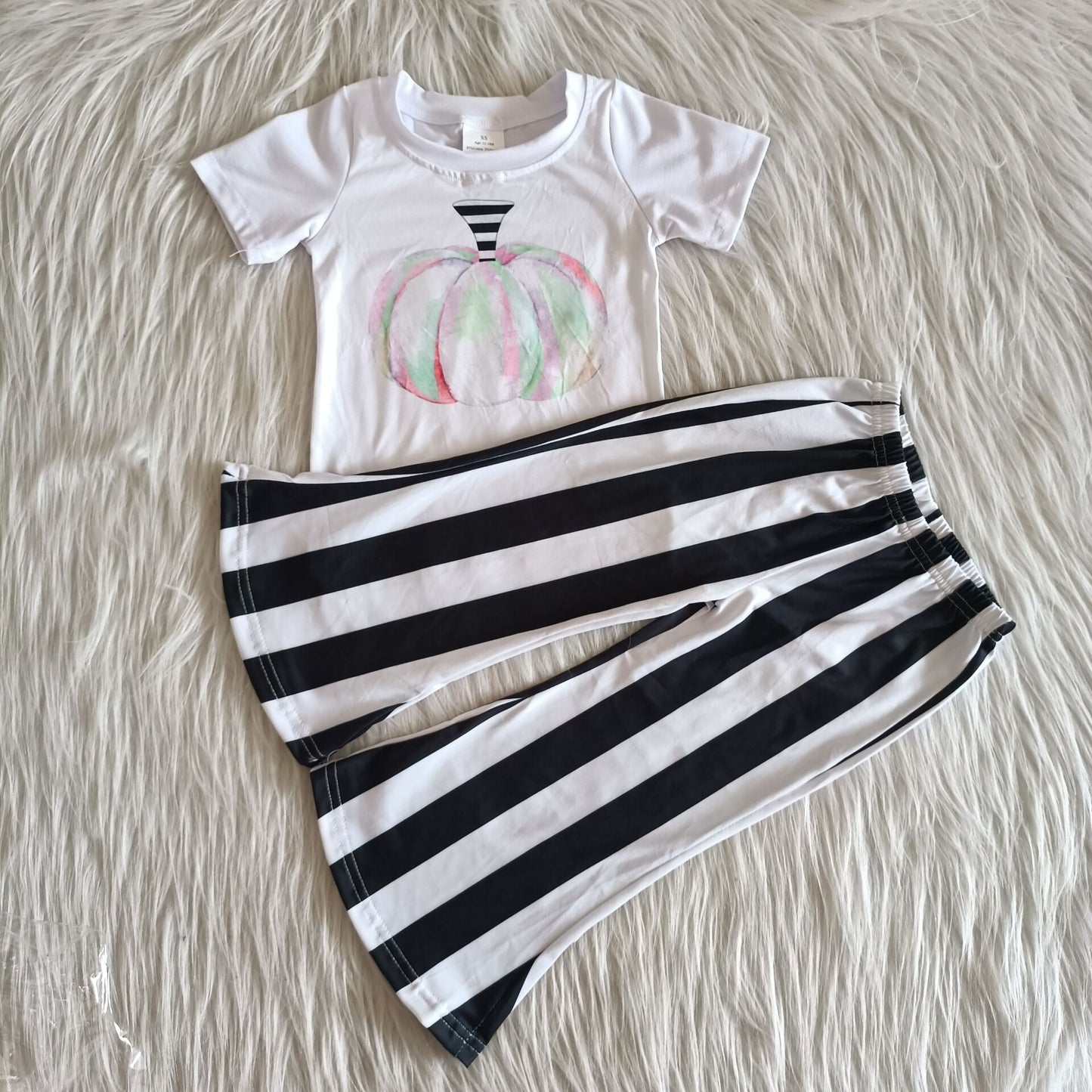 A7-5 Pumpkin print white short-sleeved top with black and white striped shorts