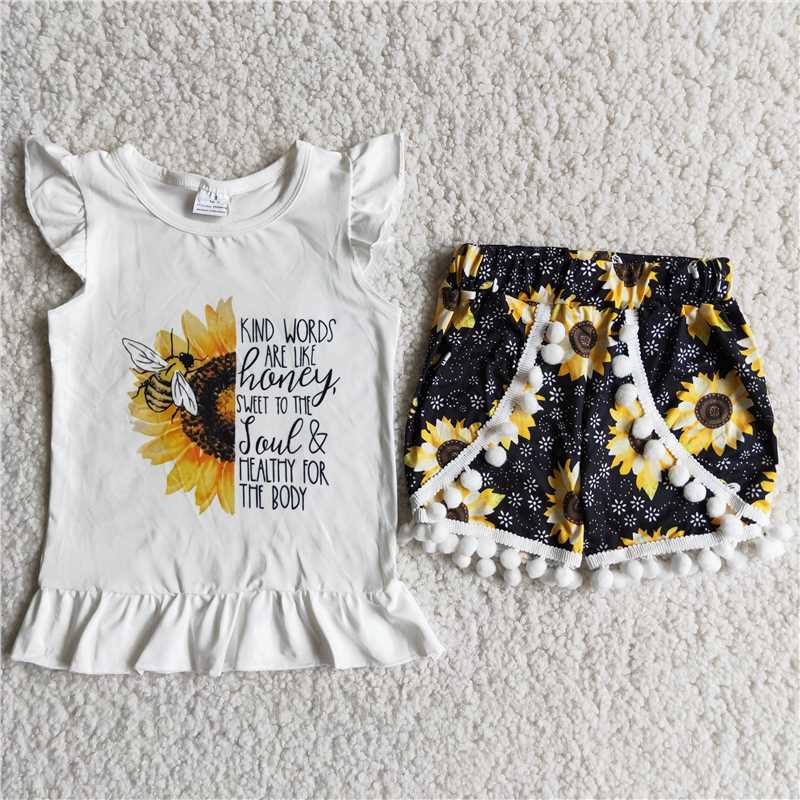 D7-26 White short-sleeved top with sunflower-print shorts