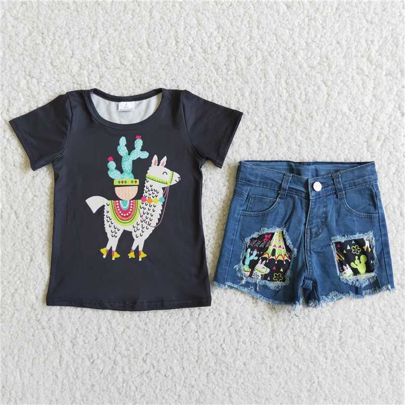 B6-3 Black animal figure short-sleeved top with denim shorts