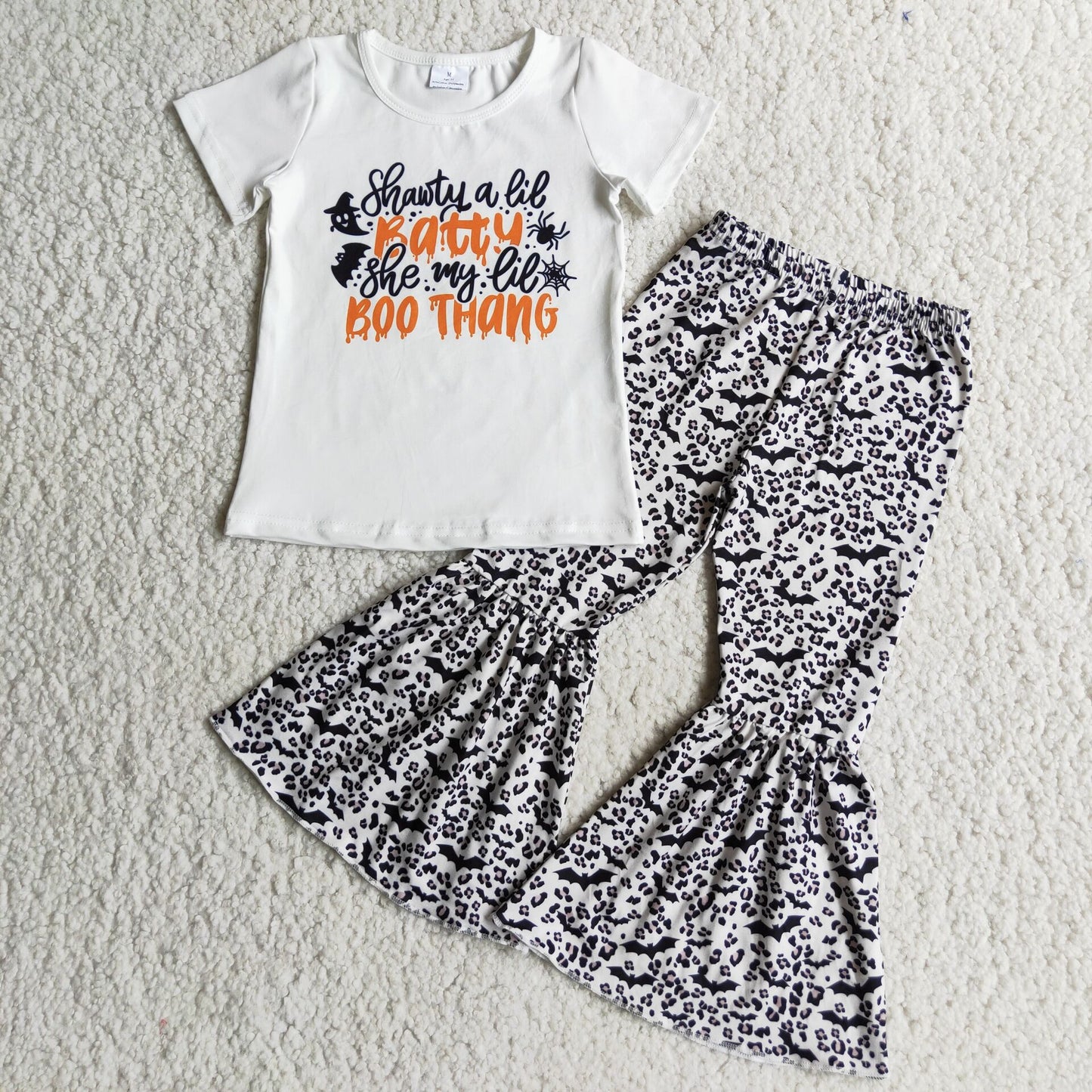 D4-19 Letter-print white short-sleeved top with bat-print flared pants