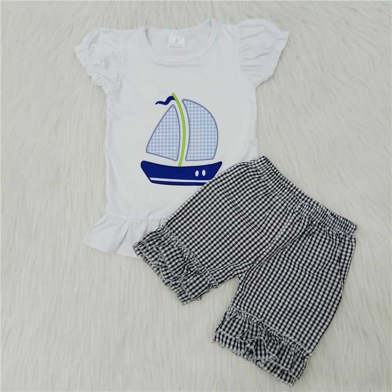 A9-21 White sailboat print short-sleeved top with black plaid shorts