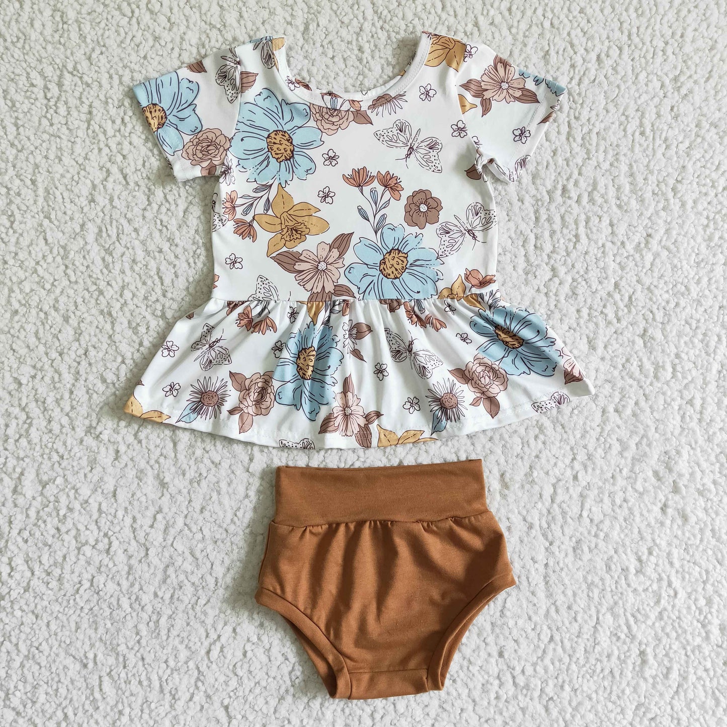 GBO0032 White floral butterfly print short-sleeved top with brown shorts