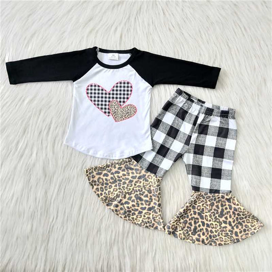 6 B7-23 Heart-print long-sleeve top with black and white plaid flared trousers
