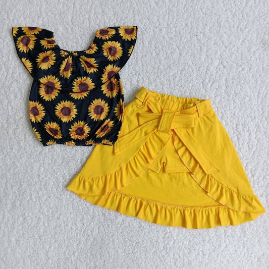 B3-14 Sunflower-patterned short-sleeved top with yellow culottes